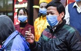 Người dân Hà Nội bịt khẩu trang phòng virus Corona mua vàng